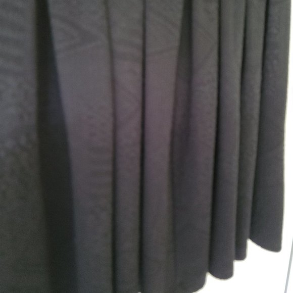 Pleated black structured dress - Picture 7 of 8